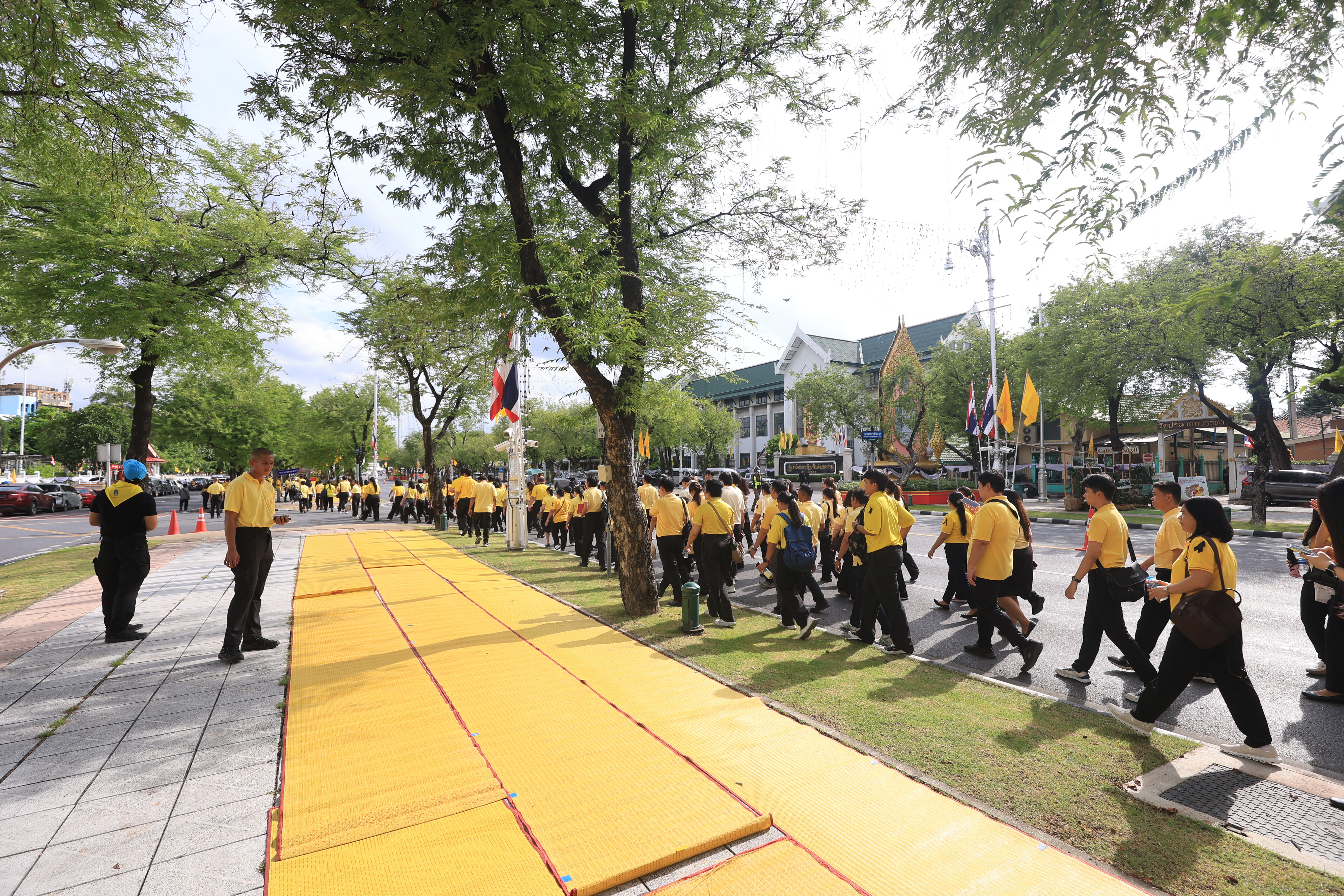 title - ส.ป.ก. ร่วมเฝ้ารับเสด็จฯ พระบาทสมเด็จพระเจ้าอยู่หัว และ สมเด็จพระนางเจ้า ฯ พระบรมราชินี เนื่องในโอกาสเสด็จพระราชดำเนินไปในการ พระราชพิธีเฉลิมพระชนมพรรษา 28 กรกฎาคม 2569